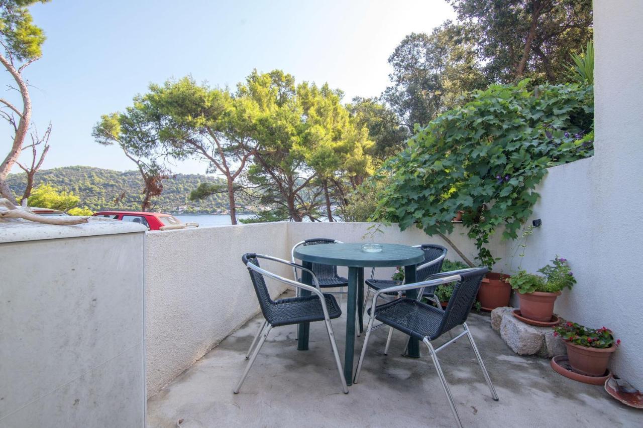 Apartments Luka Uble Екстер'єр фото