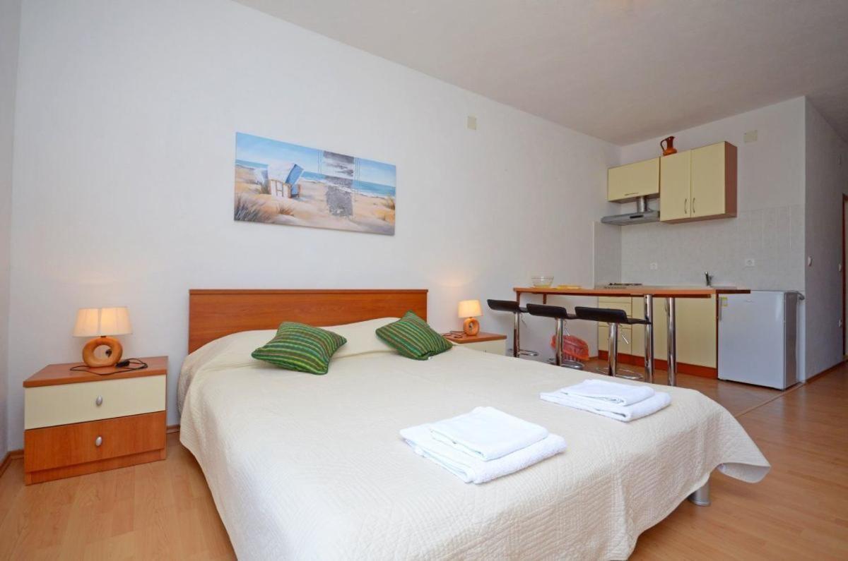 Apartments Luka Uble Екстер'єр фото
