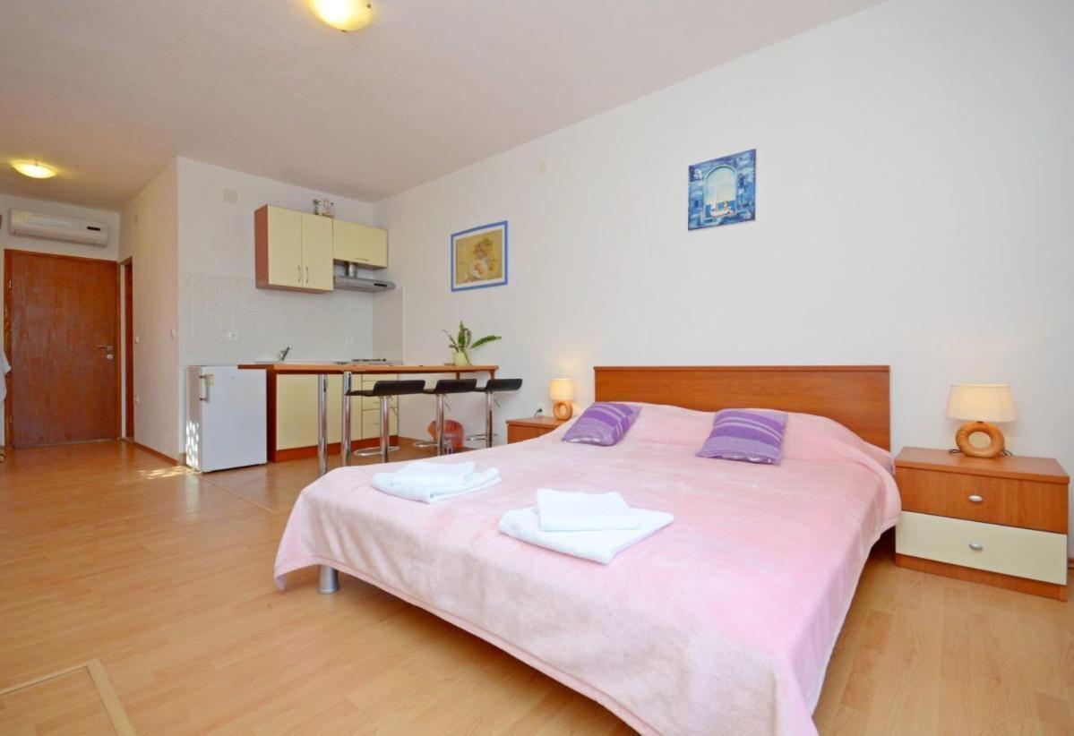 Apartments Luka Uble Екстер'єр фото